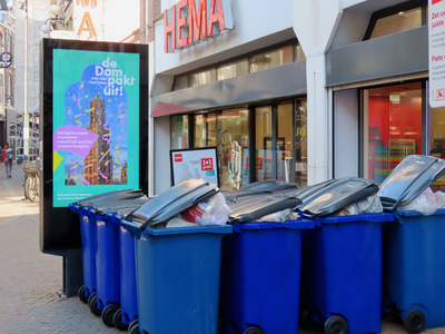 912218 Afbeelding van een verzameling blauwe kliko's geplaatst voor de vestiging van de HEMA op de Steenweg te Utrecht, ...